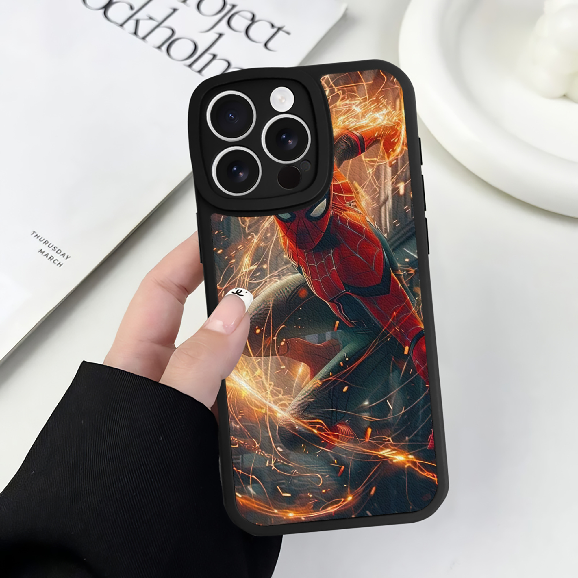 Spider Man スパイダーマン 【iPhone 16シリーズ対応】シリコンスマホケース（レザー調） 材質：シリコン
